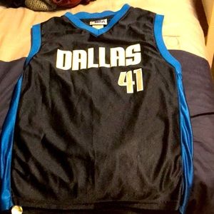 Selling this mavericks jersey size L #41 Nowitzki price is negotiable